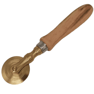 raviolistempel rund aus messing mit olivenholzgriff durchmesser 65 mm