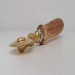raviolistempel rund aus messing mit olivenholzgriff durchmesser 65 mm