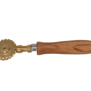 raviolistempel rund aus messing mit olivenholzgriff durchmesser 65 mm