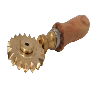 raviolistempel rund aus messing mit olivenholzgriff durchmesser 65 mm