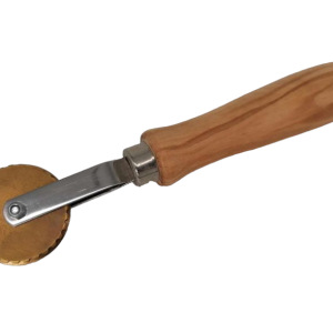 raviolischneider zum schneiden und verschließen aus messing mit olivenholzgriff