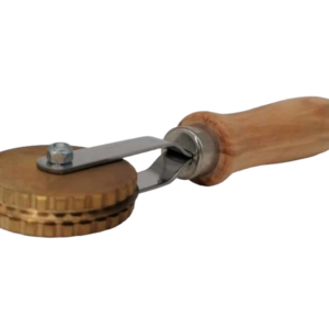 Cortador de raviolis para cortar y sellar fabricado en latón con mango de madera de olivo