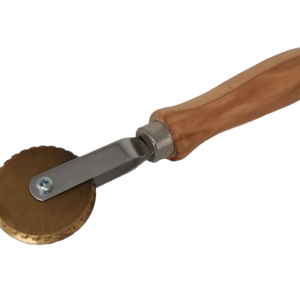 raviolischneider zum schneiden und verschließen aus messing mit olivenholzgriff