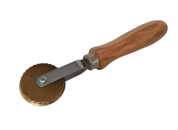 Cortador de raviolis para cortar y sellar fabricado en latón con mango de madera de olivo