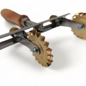 verstellbarer teigschneider mit zwei klingen (glatt) aus messing mit olivenholzgriff
