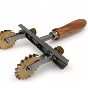 verstellbarer teigschneider mit zwei klingen (glatt) aus messing mit olivenholzgriff
