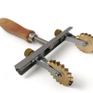 verstellbarer teigschneider mit zwei klingen (glatt) aus messing mit olivenholzgriff