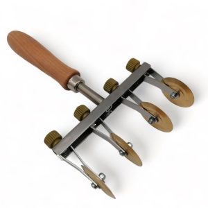 verstellbarer teigschneider mit zwei klingen (glatt) aus messing mit olivenholzgriff