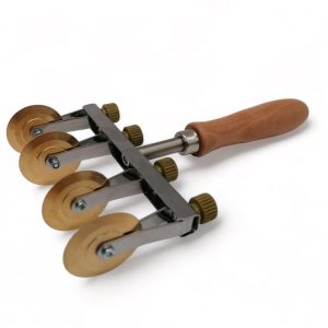 verstellbarer teigschneider mit zwei klingen (glatt) aus messing mit olivenholzgriff