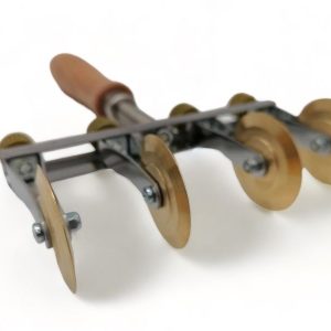 verstellbarer teigschneider mit zwei klingen (glatt) aus messing mit olivenholzgriff