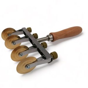 verstellbarer teigschneider mit zwei klingen (glatt) aus messing mit olivenholzgriff