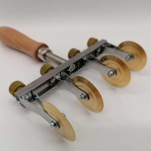 verstellbarer teigschneider mit zwei klingen (glatt) aus messing mit olivenholzgriff