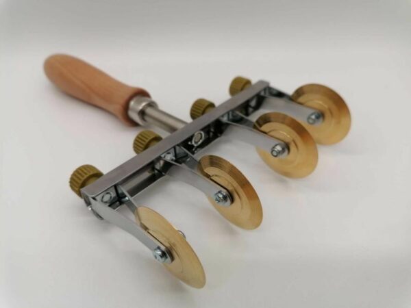 Cortador de masa regulable con dos cuchillas (lisas) fabricado en latón con mango de madera de olivo