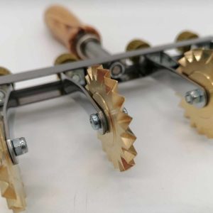 verstellbarer teigschneider mit zwei klingen (glatt) aus messing mit olivenholzgriff