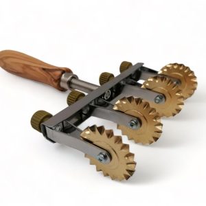 verstellbarer teigschneider mit zwei klingen (glatt) aus messing mit olivenholzgriff