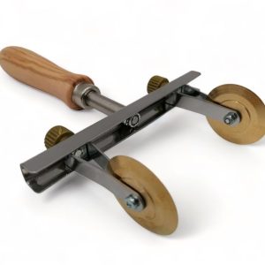 verstellbarer teigschneider mit zwei klingen (glatt) aus messing mit olivenholzgriff