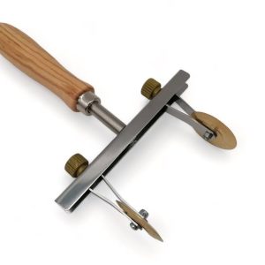 verstellbarer teigschneider mit zwei klingen (glatt) aus messing mit olivenholzgriff