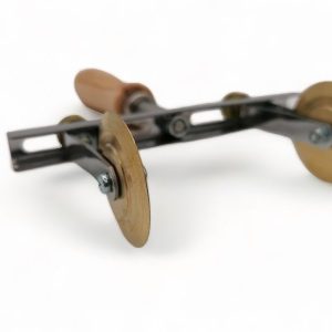 verstellbarer teigschneider mit zwei klingen (glatt) aus messing mit olivenholzgriff