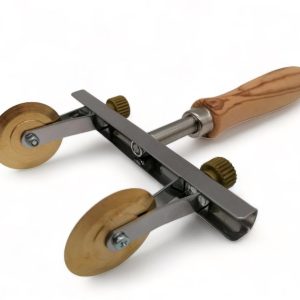 verstellbarer teigschneider mit zwei klingen (glatt) aus messing mit olivenholzgriff