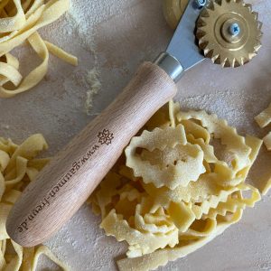 doppeltes teigrad / nudelschneider mit glatter/gezahnter klinge aus messing mit olivenholzgriff