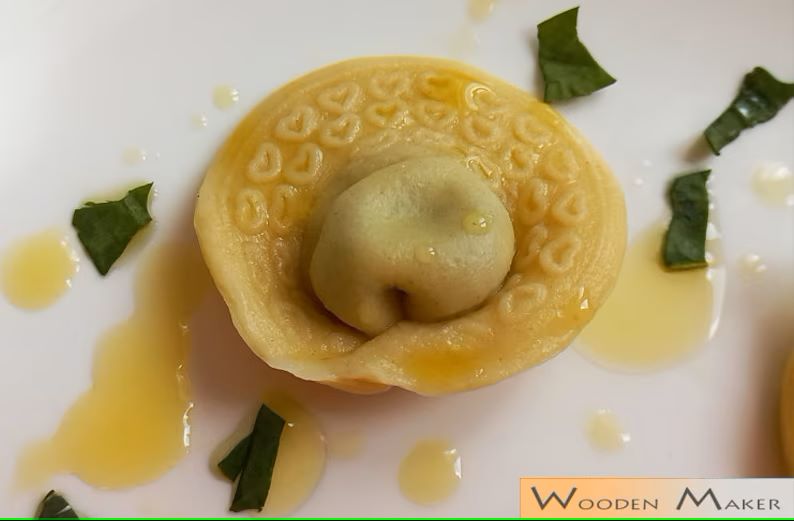 Planche à raviolis gourmande avec contre-poinçon baroque