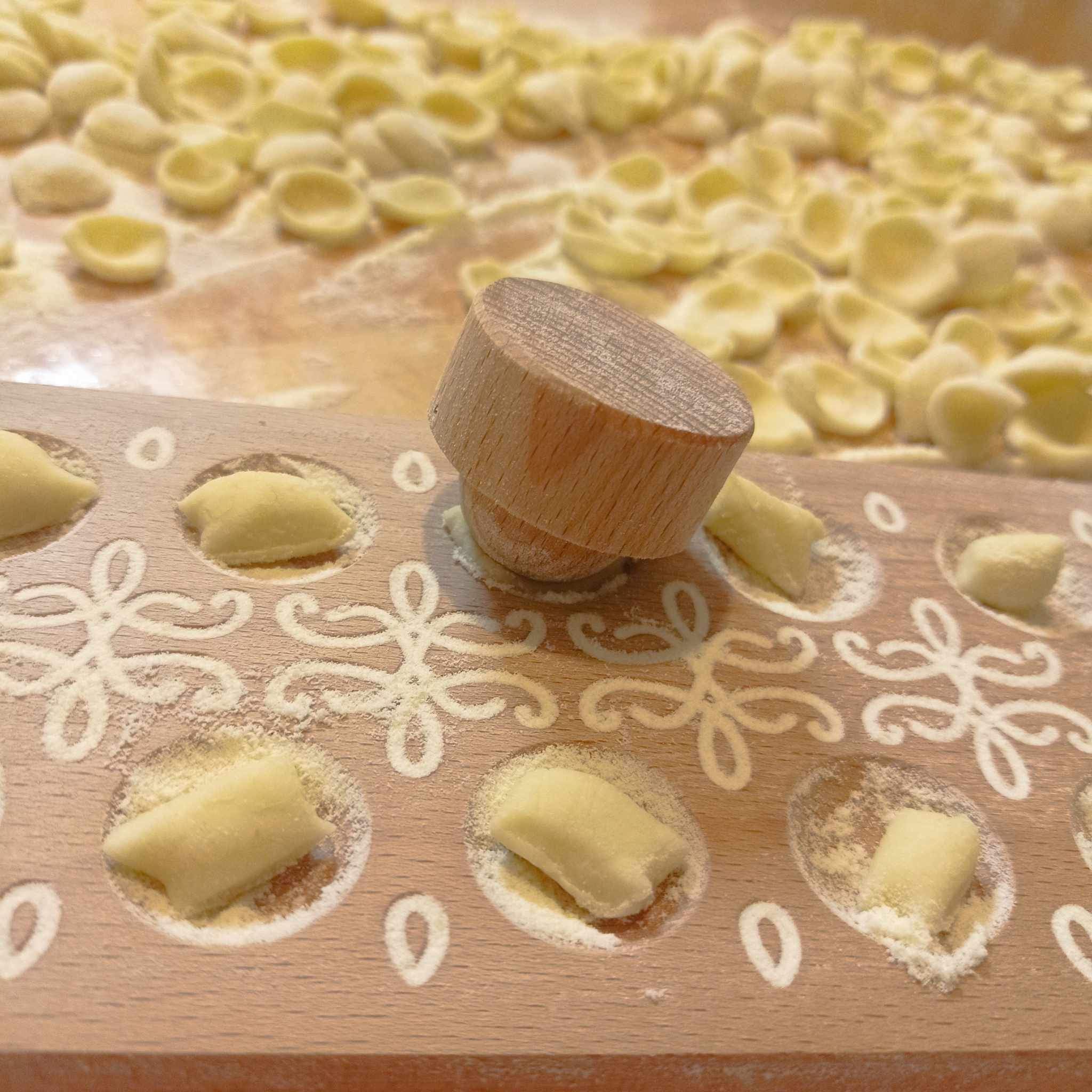 board for orecchiette with pestle pattern "embroidery"