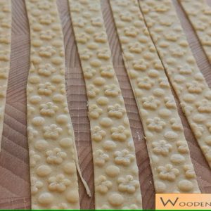 Planche à raviolis gourmande avec contre-poinçon baroque