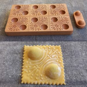 raviolibrettchen für 6 ravioli mit stössel motiv bälle