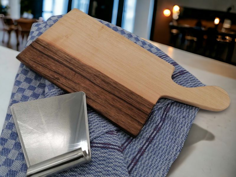 Planche à spätzle en bois de noyer