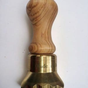 raviolistempel farfalle bonbon aus messing mit olivenholzgriff 55 mm breite