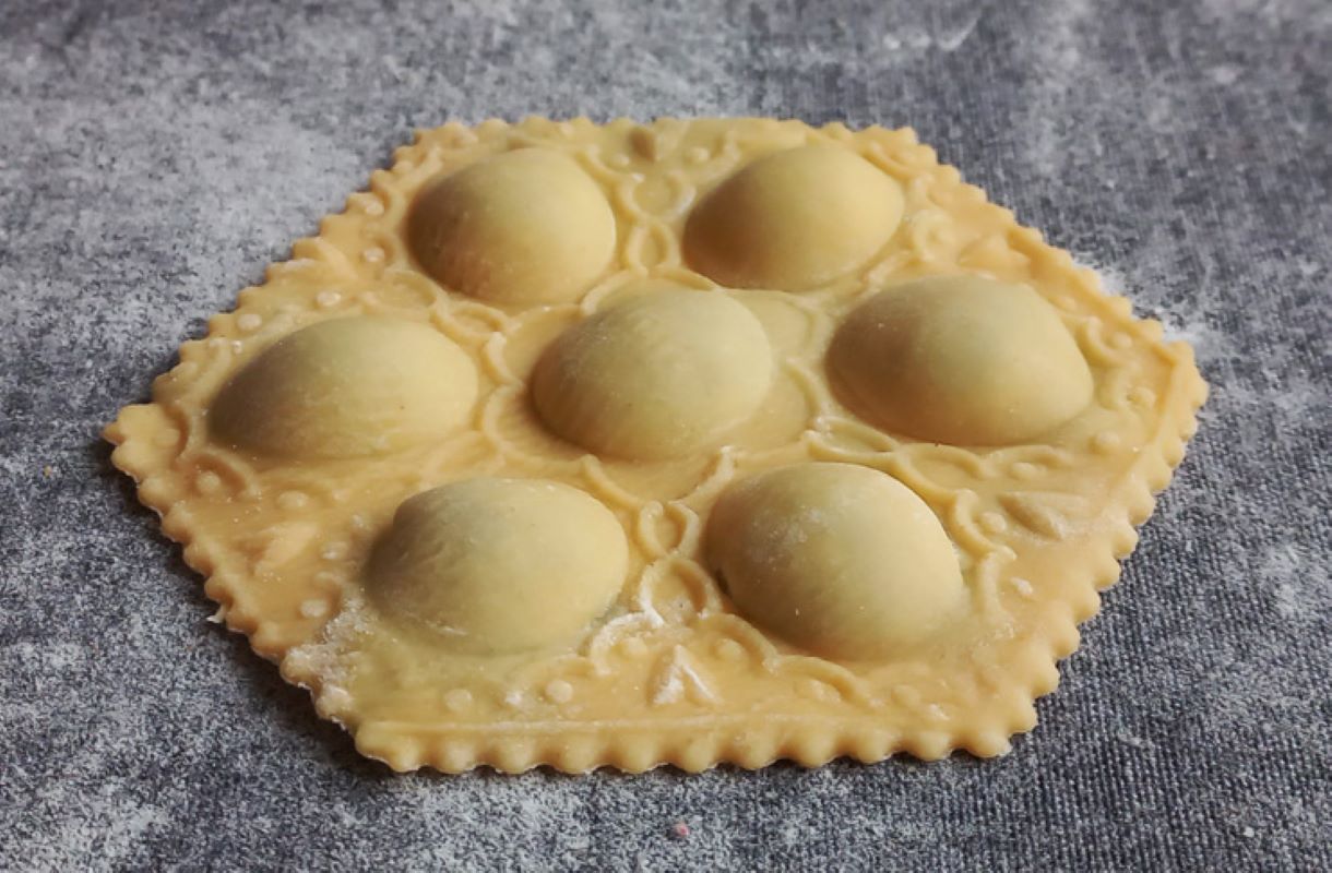 Tabla de raviolis gourmet con contrasello hexagonal "siete en uno"