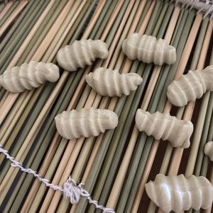 traditioneller korb für gnocchetti sardi / malloreddus