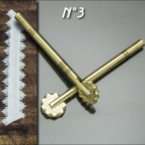 sardischer teigroller, pasta und gebäckschneider kompl. aus messing nummer 3