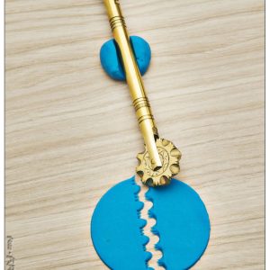 sardischer teigroller, pasta und gebäckschneider kompl. aus messing nummer 28