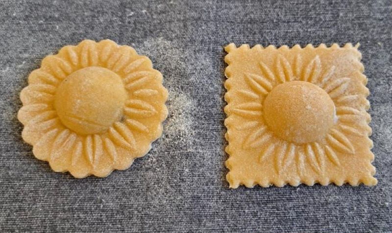 großes raviolibrettchen 15er mit stößel sonnenblume