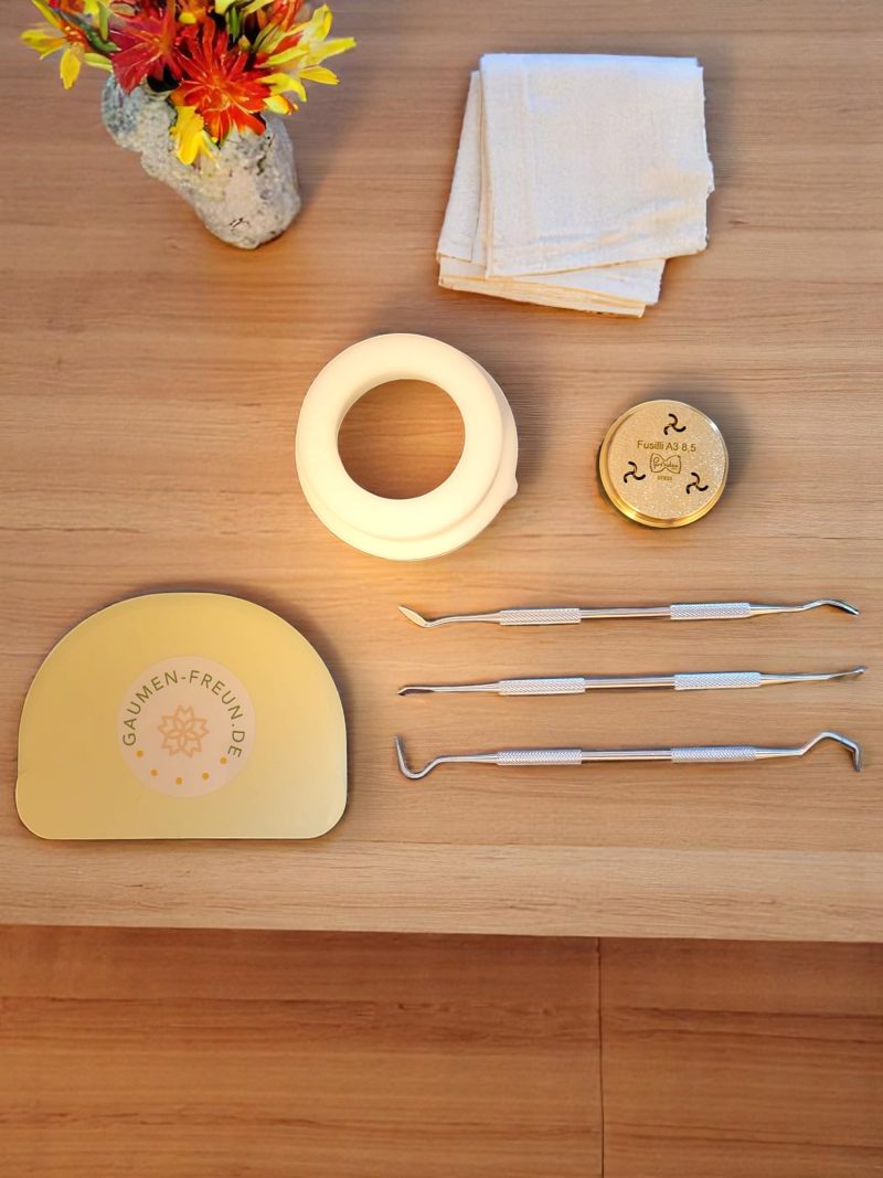 set starterkit (pom messing für philips pastamaker avance / 7000er): matrizen fusilli a4 + muschelnudel + makkaroni + teigkarte + reinigungsinstrumente