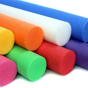 demnächst: "nudelsalat": schwimmnudeln, farbig sortiert