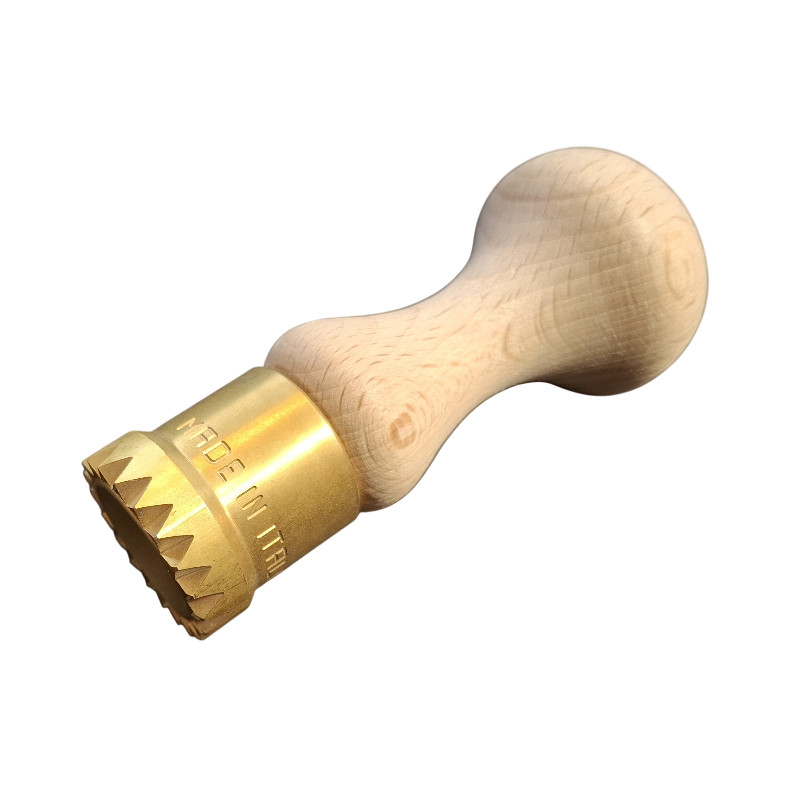 raviolistempel messing gezahnt rund 30mm holzgriff