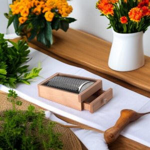 parmesanreibe mit integrierter holzschublade