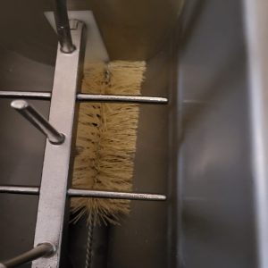 reinigungsbürste mit holzgriff für profinudelmaschinen