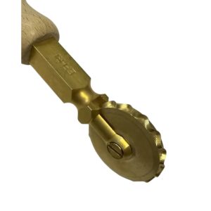 teigrädchen messing Ø 38 mm gewellt holzgriff