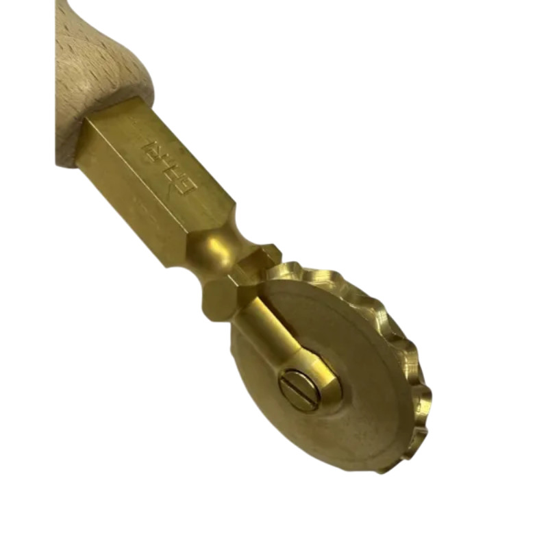 teigrädchen messing Ø 38 mm gewellt holzgriff
