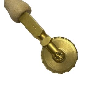 teigrädchen messing Ø 38 mm gewellt holzgriff