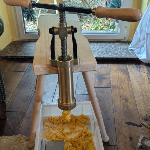 bigolaro b – traditionelle handnudelpresse mit 3 messingmatrizen